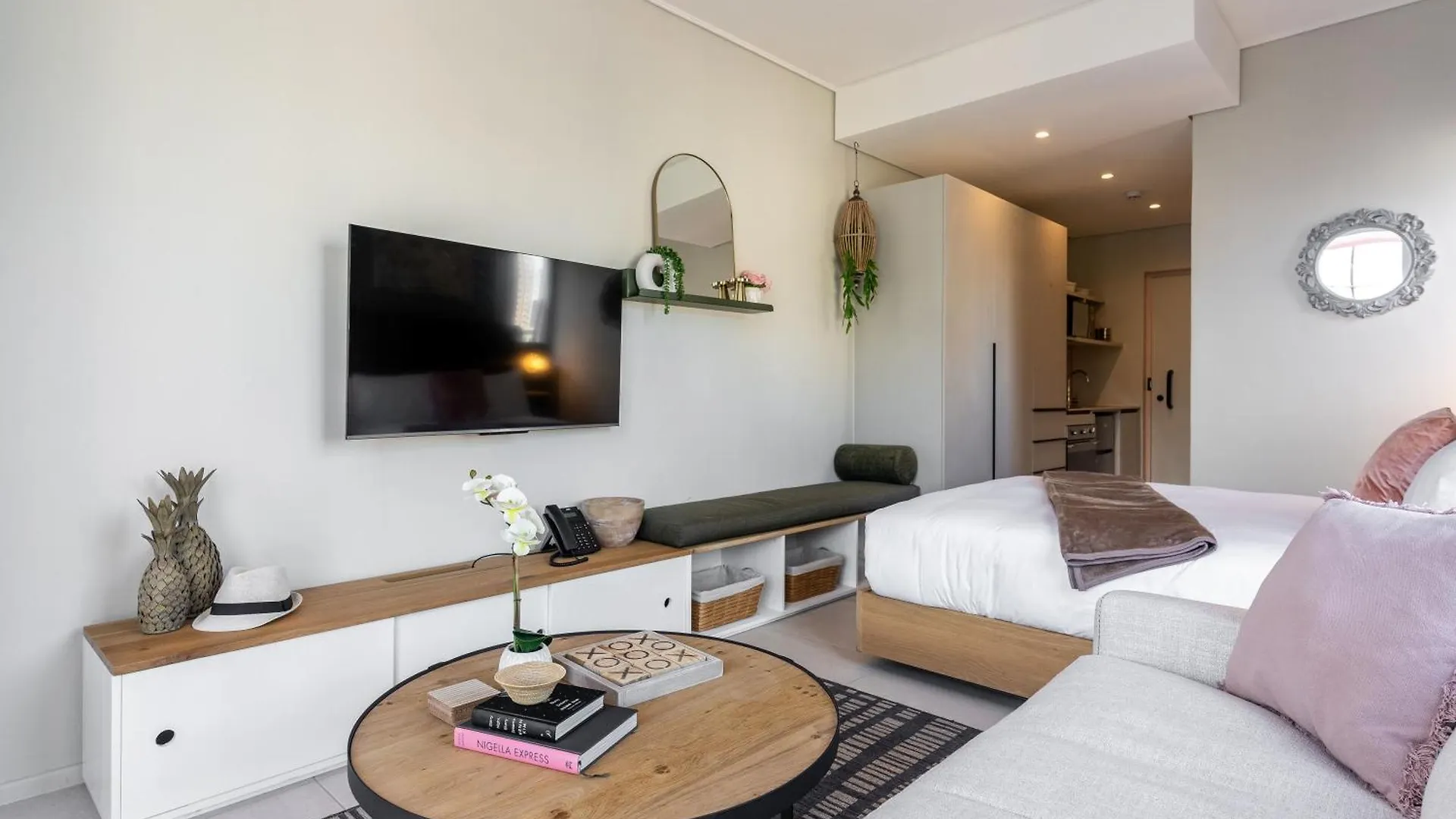 The Rose207: Modern Corner Studio With Views Cape Town Apartment