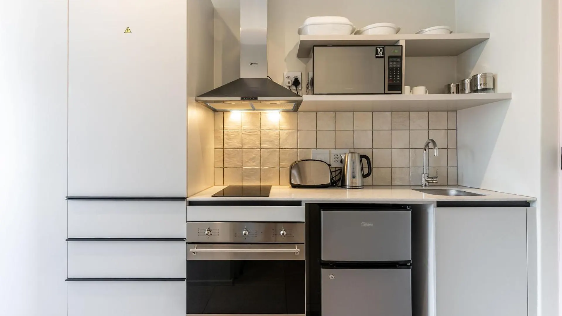 The Rose207: Modern Corner Studio With Views Cape Town Apartment