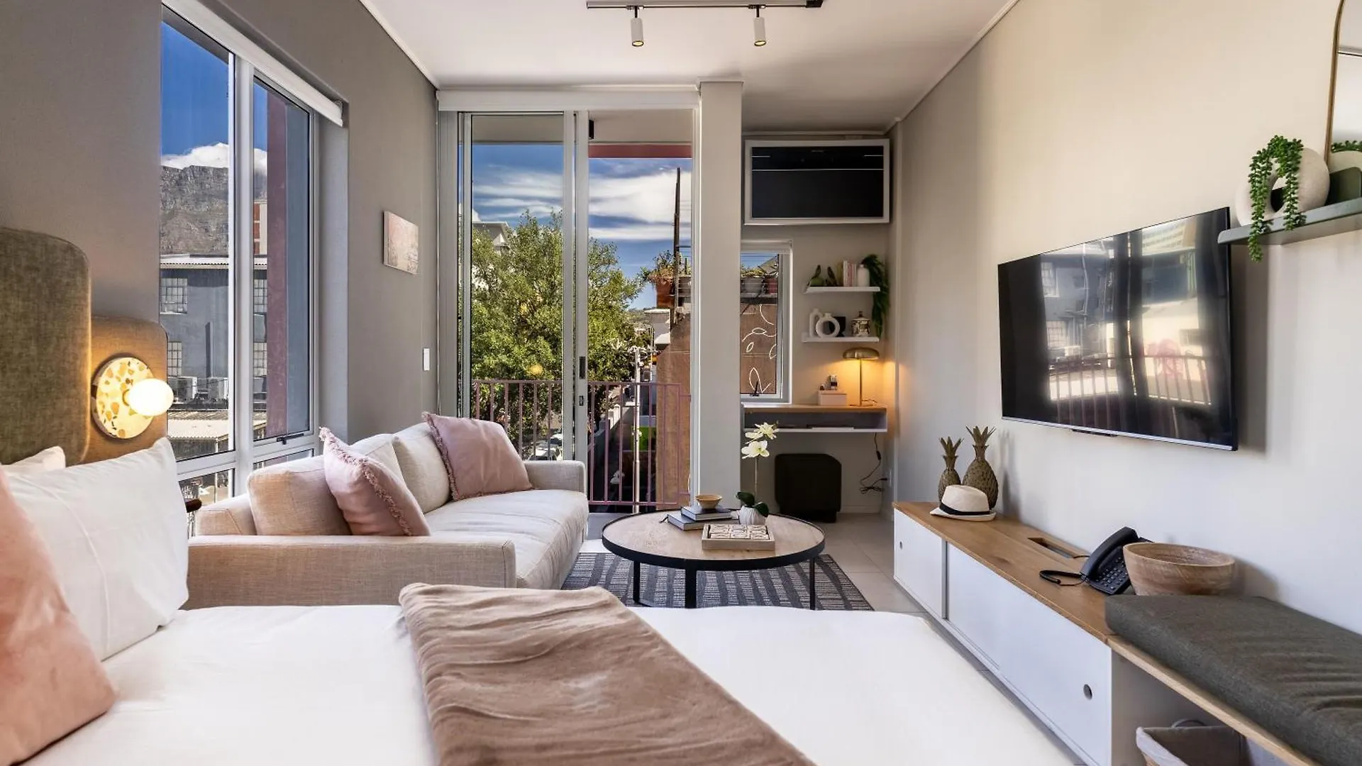 Apartment The Rose207: Modern Corner Studio With Views Cape Town