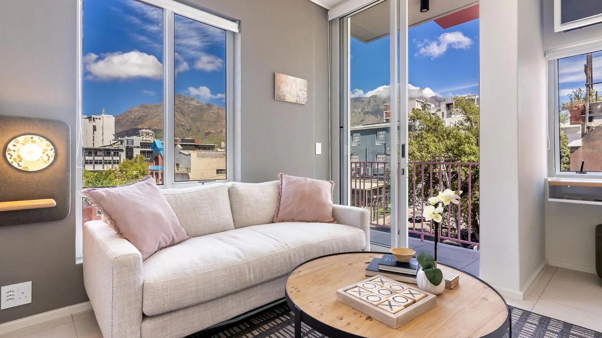 The Rose207: Modern Corner Studio With Views Cape Town